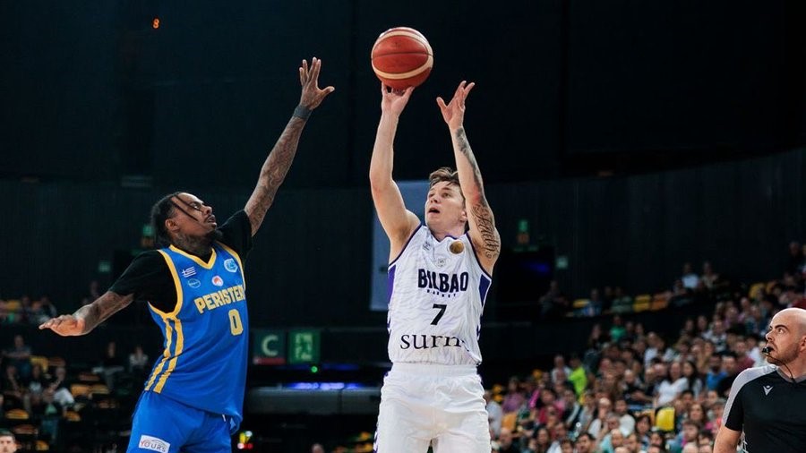 Justin Jaworski tirando a canasta. Foto: X @bilbaobasket