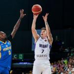 Justin Jaworski tirando a canasta. Foto: X @bilbaobasket