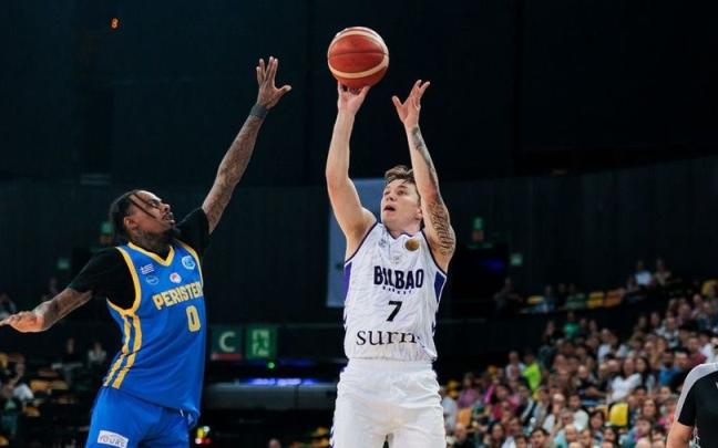 Justin Jaworski tirando a canasta. Foto: X @bilbaobasket