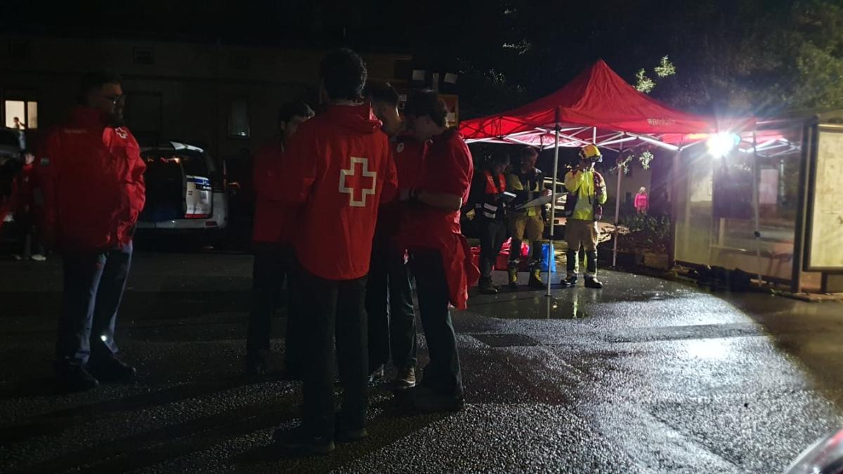 Efectivos de Cruz Roja en el lugar junto a los servicios de emergencia.