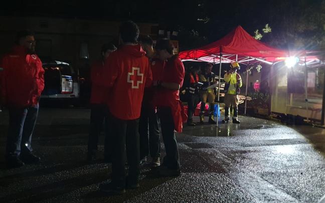 Efectivos de Cruz Roja en el lugar junto a los servicios de emergencia.