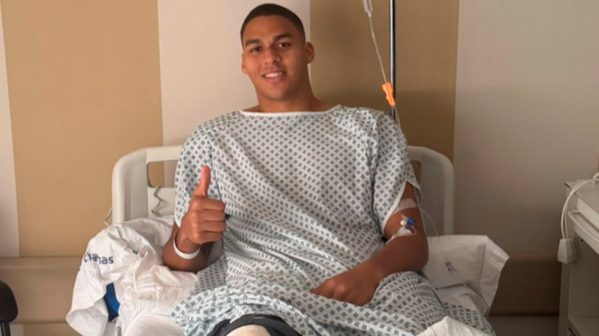 Maroan Sannadi saluda sonriente tras la intervención practicada en su rodilla derecha esta mañana. / ATHLETIC CLUB