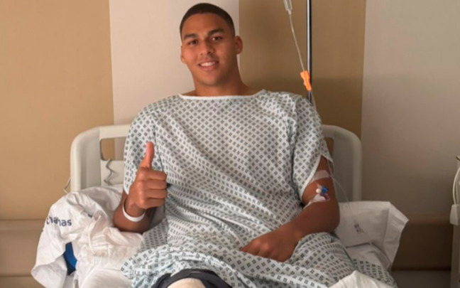 Maroan Sannadi saluda sonriente tras la intervención practicada en su rodilla derecha esta mañana. / ATHLETIC CLUB