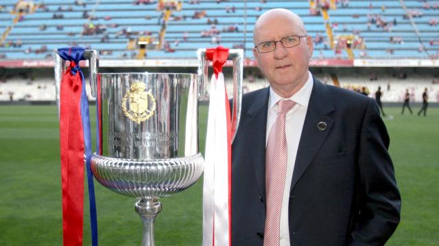 José Mari Argoitia posa con la Copa del Rey en el estadio valenciano de Mestalla antes de la final del año 2009. / ATHLETIC CLUB