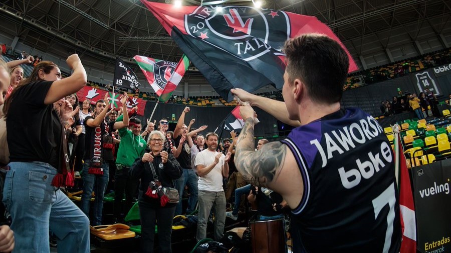 Justin Jaworski celebra con la afición el triunfo de Bilbao Basket / Foto: @bilbaobasket 