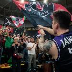 Justin Jaworski celebra con la afición el triunfo de Bilbao Basket / Foto: @bilbaobasket 