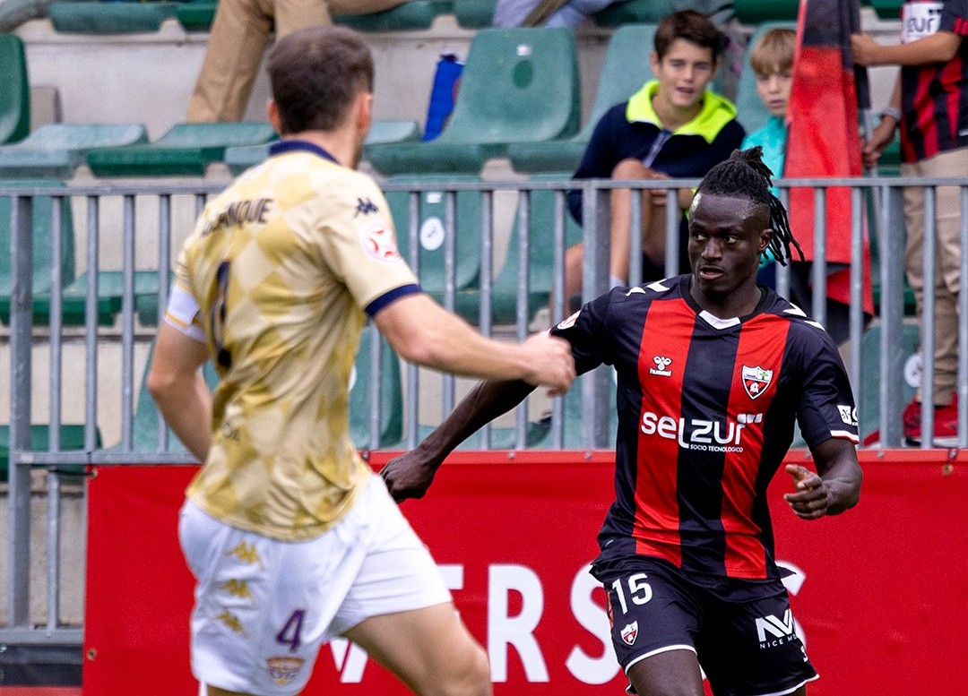 Baba conduce un balón en Gobela / Arenas Club