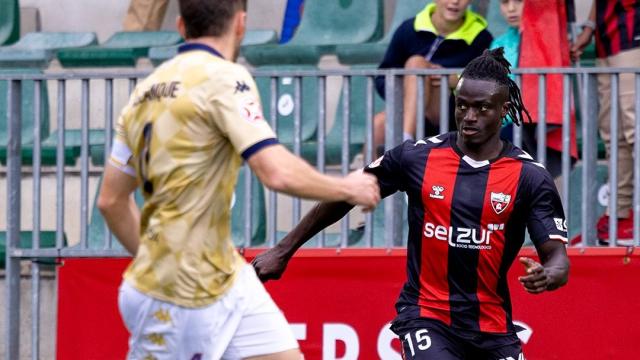Baba conduce un balón en Gobela / Arenas Club