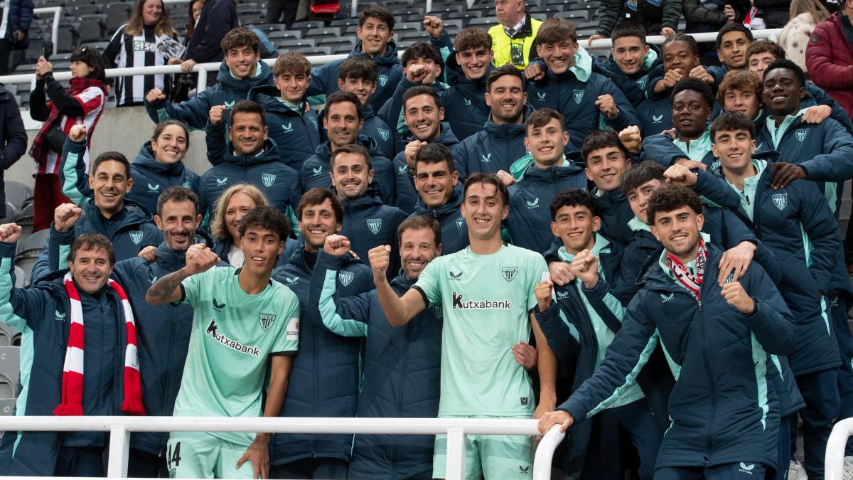 Selton y Hierro posando con los jugadores de la Youth League / Athletic Club