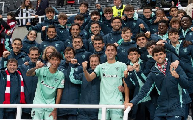 Selton y Hierro posando con los jugadores de la Youth League / Athletic Club