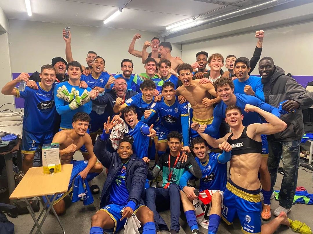 La plantilla azul celebra la eliminación del Girona en O Couto. / X OURENSE CF