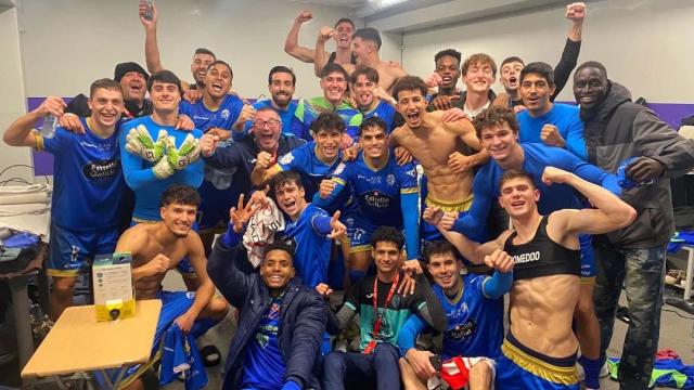 La plantilla azul celebra la eliminación del Girona en O Couto. / X OURENSE CF