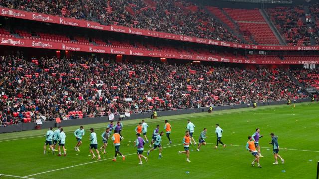 Aspecto que presentaban las gradas de San Mamés durante el entrenamiento de esta mañana. / ATHLETIC CLUB
