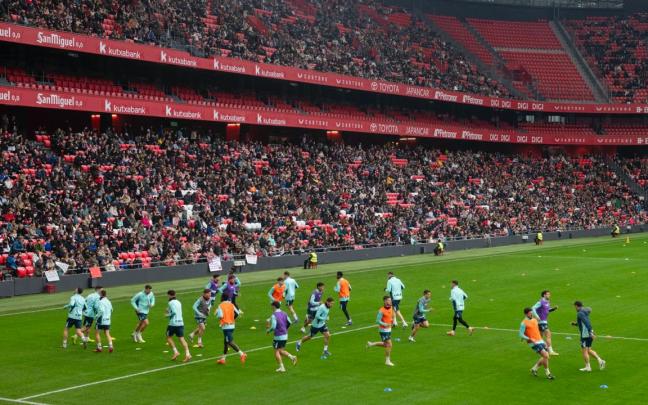 Aspecto que presentaban las gradas de San Mamés durante el entrenamiento de esta mañana. / ATHLETIC CLUB