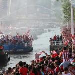 Imagen de la Gabarra a su llegada al Ayuntamiento de Bilbao