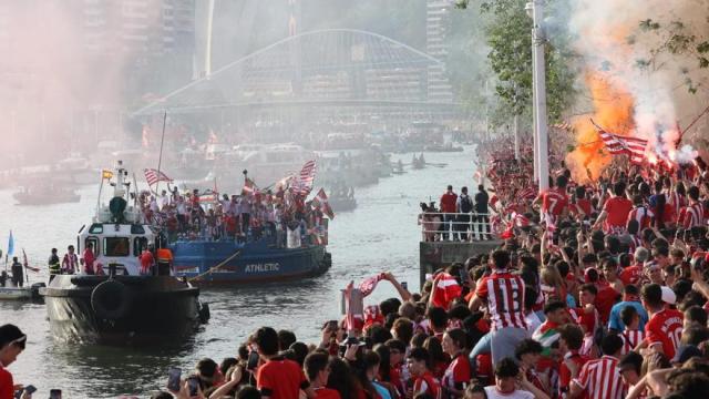 Imagen de la Gabarra a su llegada al Ayuntamiento de Bilbao