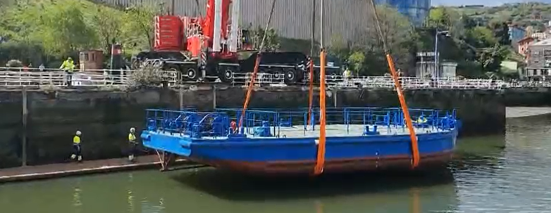La gabarra es depositada en la ría. ONDA VASCA