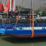 La gabarra es depositada en la ría. ONDA VASCA
