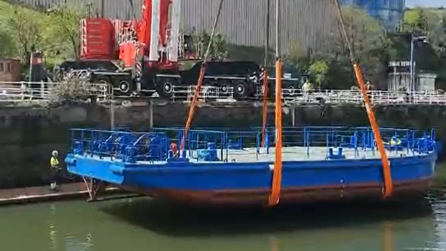 La gabarra es depositada en la ría. ONDA VASCA
