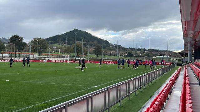 Imagen del entrenamiento de hoy en el que han participado muchos jugadores del filial Imagen del entrenamiento de hoy en el que han participado muchos jugadores del filial