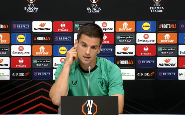 Iñigo Ruiz de Galarreta en la rueda de prensa / Youtube Athletic