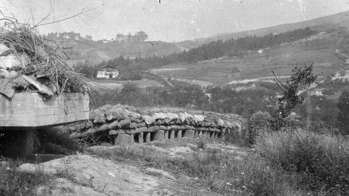 Imagen antigua de la fortificación por la zona del Gallo. GALDAKAO GOGORA