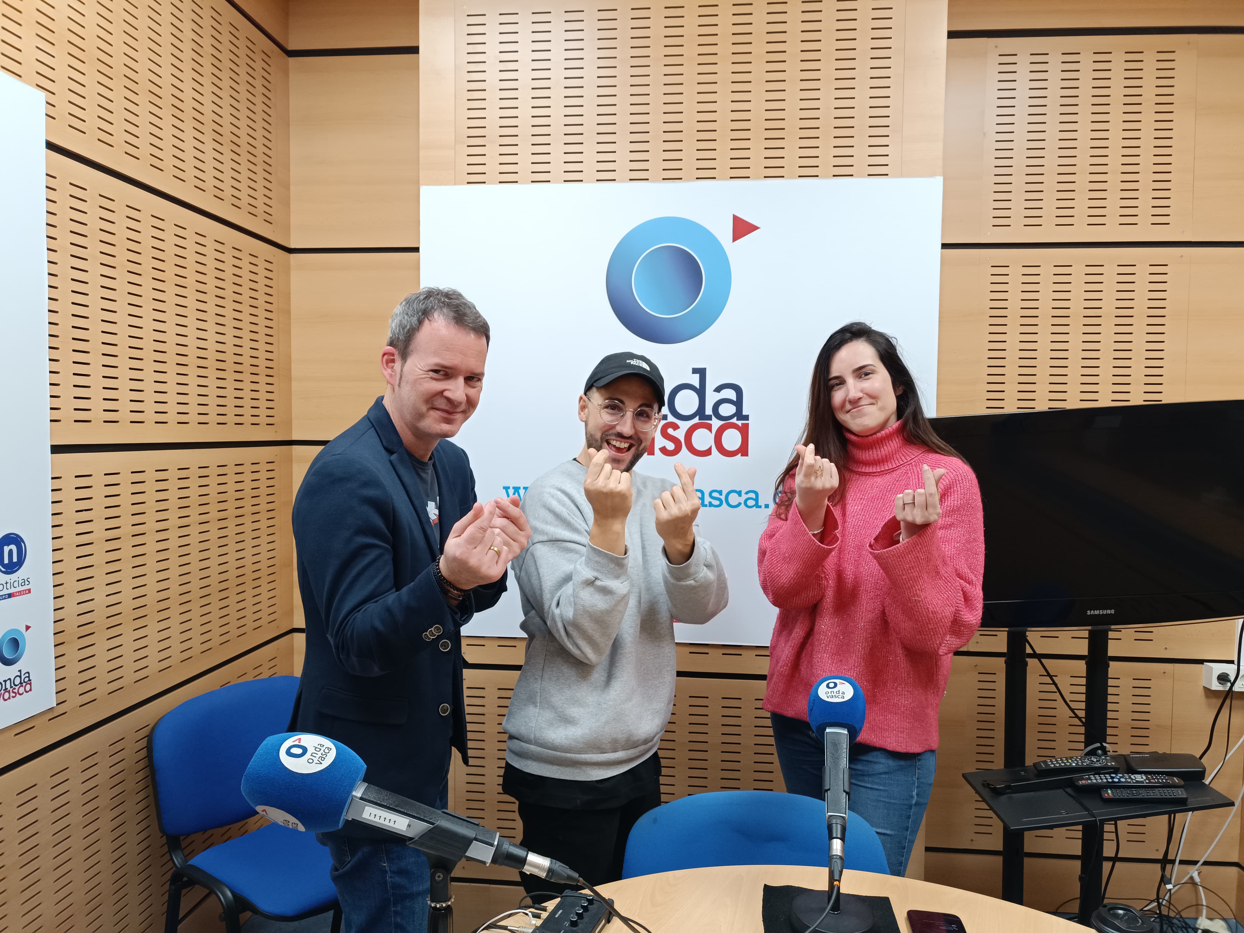 Galder Varas, flanqueado por Txema Gutiérrez e Iranzu Calvo