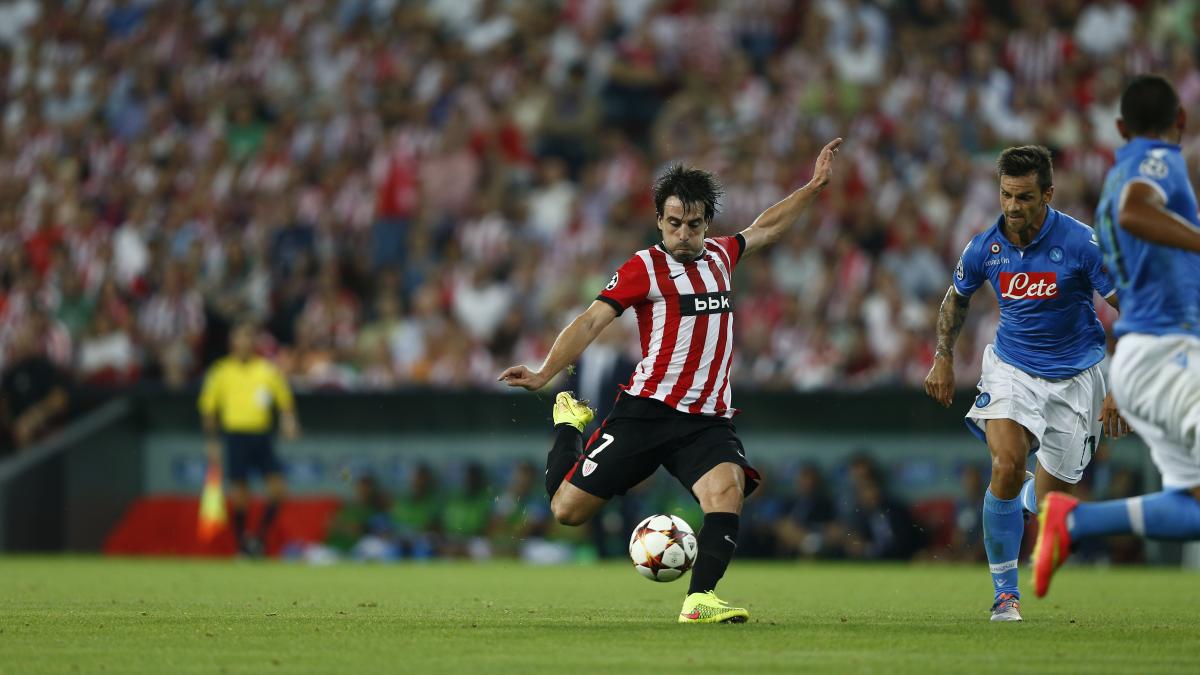 Beñat Etxebarria dispara ante el Nápoles en la vuelta de aquel play-off de aquella última Champions en San Mamés. / ATHLETIC CLUB