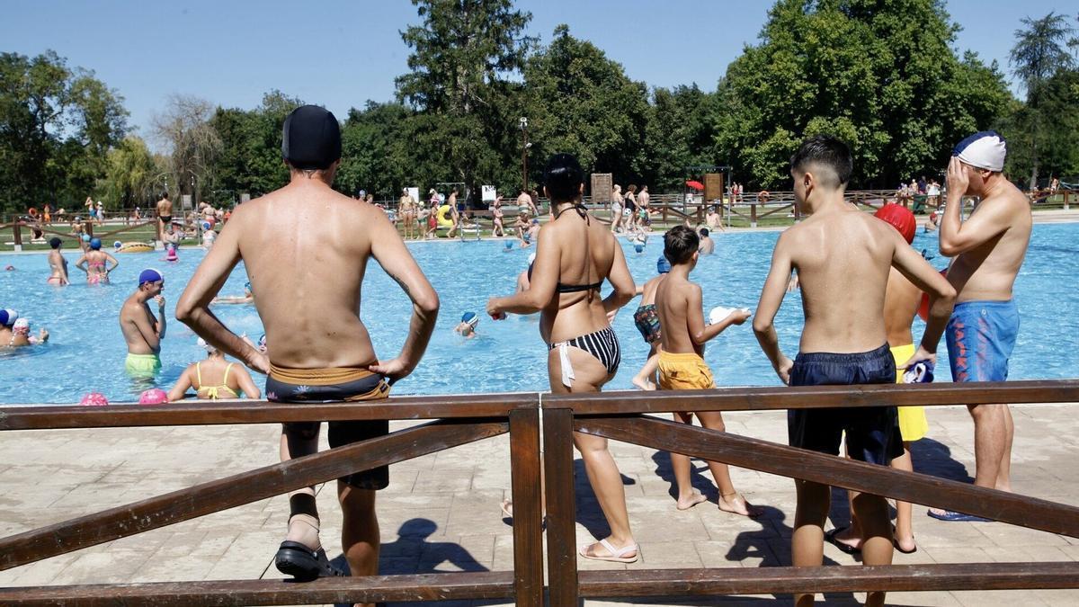 Varias personas combaten las altas temperaturas en el río Arga. DNN