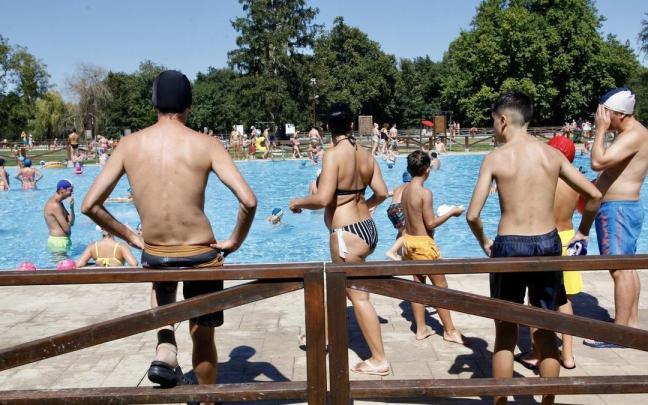 Varias personas combaten las altas temperaturas en el río Arga. DNN Varias personas combaten las altas temperaturas en el río Arga. DNN