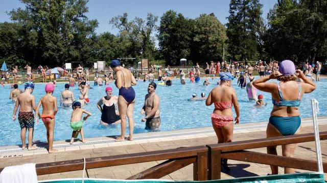 Bañistas en las piscinas de Gamarra. PILAR BARCO