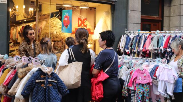 El Mercado de Gangas del Casco Viejo de Bilbao, se repetirá desde el jueves, ya sin lluvia. El Mercado de Gangas del Casco Viejo de Bilbao, se repetirá desde el jueves, ya sin lluvia.