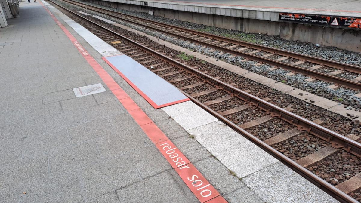 Metro Bilbao interviene en una veintena de estaciones para mejorar el acceso entre los andenes y los trenes