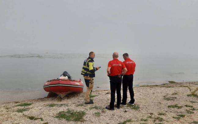 Dispositivo de búsqueda de la persona desaparecida en el embalse de Ullibarri Gamboa. Foto: Departamento Vasco de Seguridad