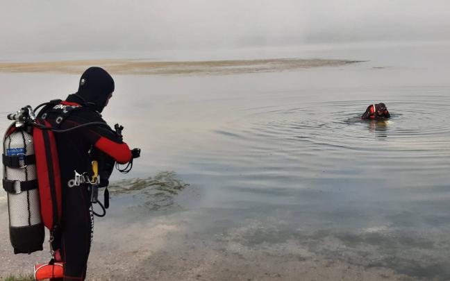 Dispositivo de búsqueda de la persona desaparecida en el embalse de Ullibarri Gamboa. Foto: Departamento Vasco de Seguridad