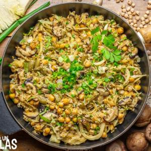Garbanzos rehogados con repollo y setas