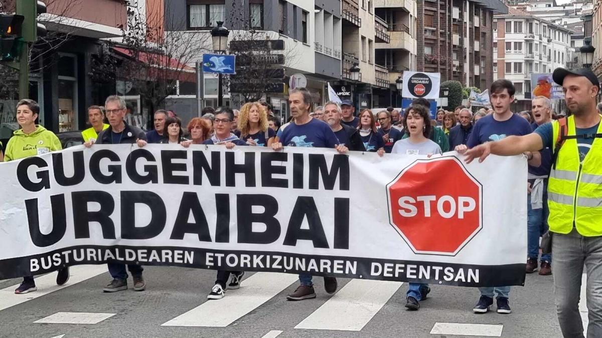 Marcha contra el Guggenheim de Urdaibai. X: @guggenurdaibai