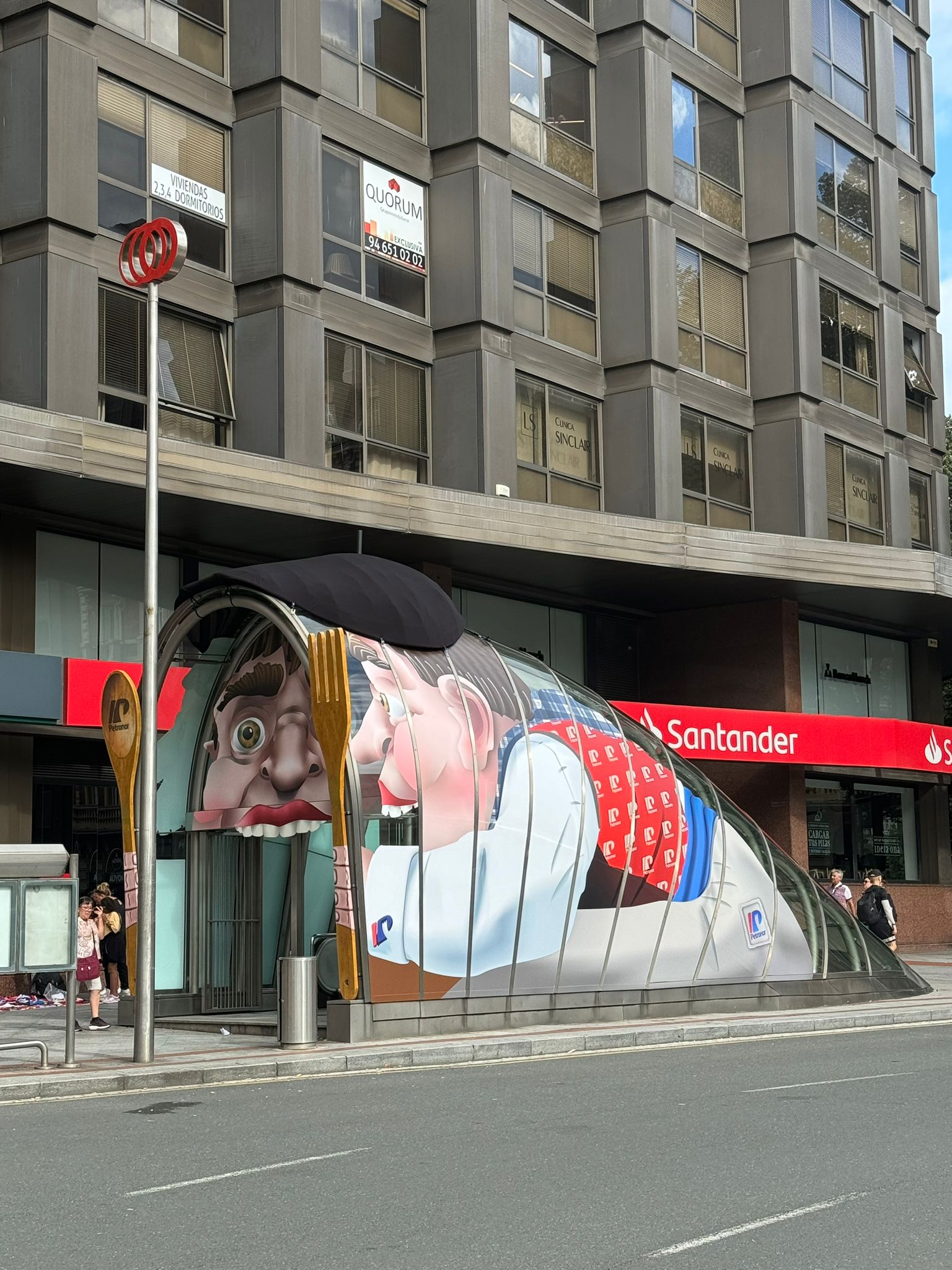 Gargantúa se come a las y los usuarios de Metro Bilbao en los dos fosteritos de la Plaza Moyua