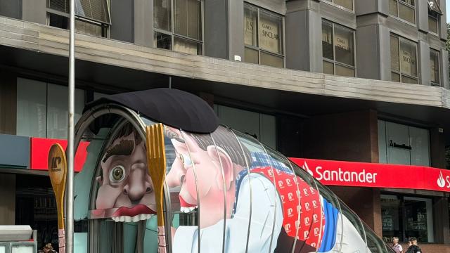 Gargantúa se come a las y los usuarios de Metro Bilbao en los dos fosteritos de la Plaza Moyua