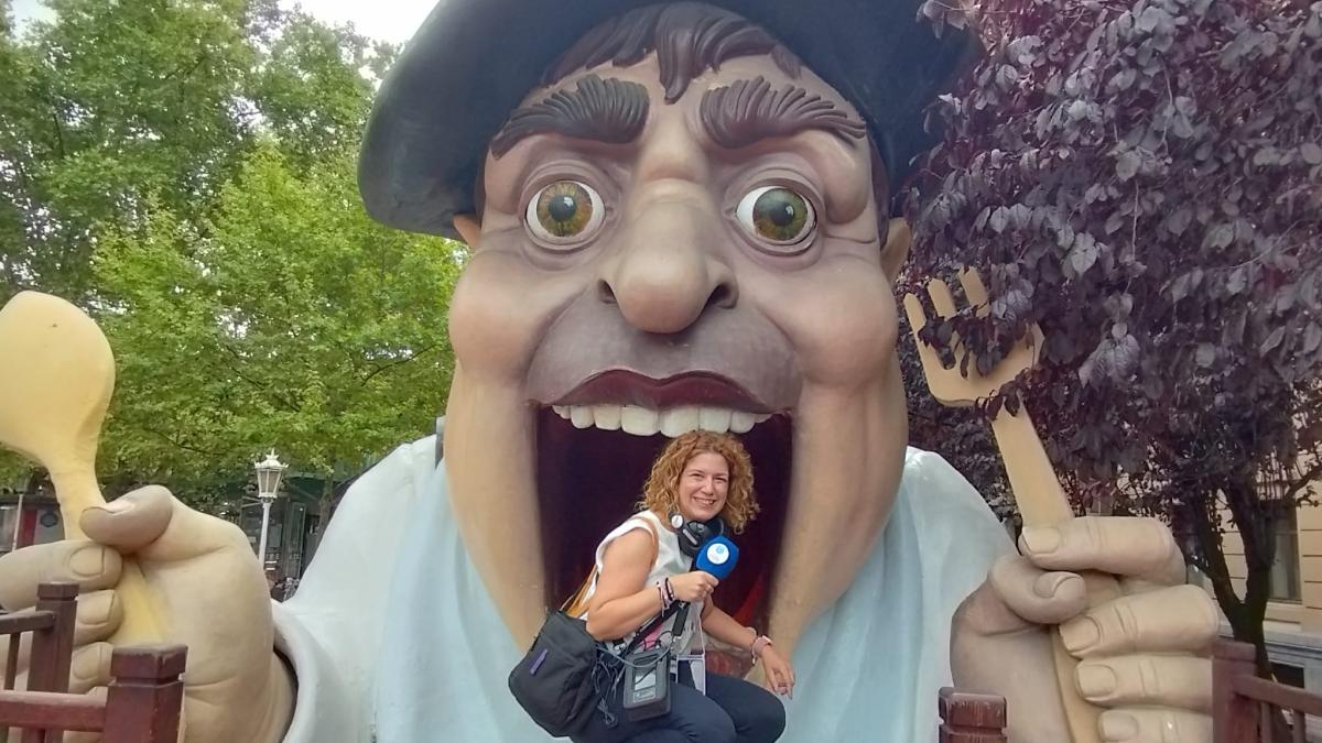 Cada año cientos de niños hacen cola en la Aste Nagusia de Bilbao para que les trague Gargantúa