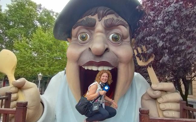 Cada año cientos de niños hacen cola en la Aste Nagusia de Bilbao para que les trague Gargantúa