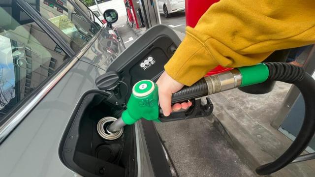 Una persona reposta en una gasolinera / Borja Guerrero
