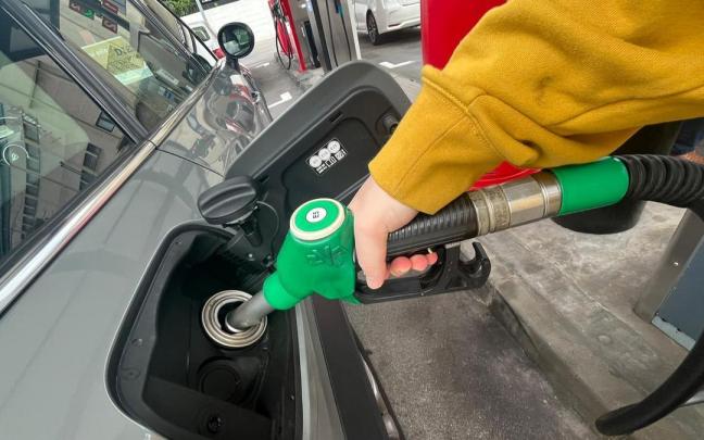 Una persona reposta en una gasolinera / Borja Guerrero