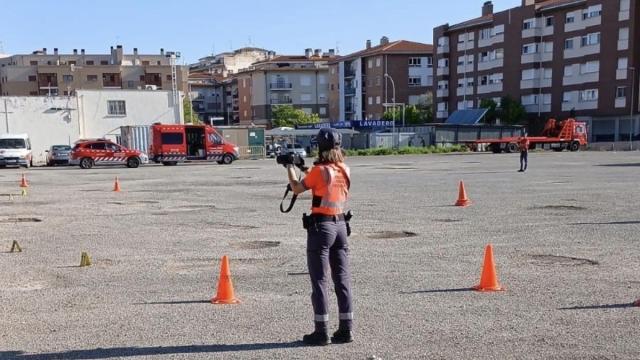 Policías forales en el aparcamiento de los hechos.. DNN