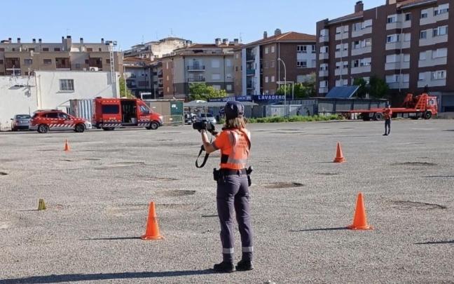 Policías forales en el aparcamiento de los hechos.. DNN