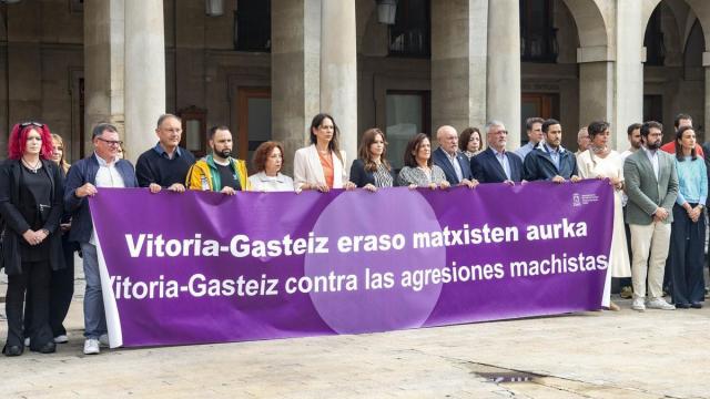 Concentración celebrada este miércoles por la mañana frente al Ayuntamiento de Vitoria Stuart MacDonald