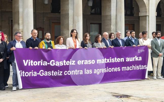 Concentración celebrada este miércoles por la mañana frente al Ayuntamiento de Vitoria Stuart MacDonald
