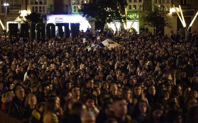 Manifestación del 8 de marzo en la plaza de la Virgen Blanca de Gasteiz. Foto: Twitter @M8EuskalHerria