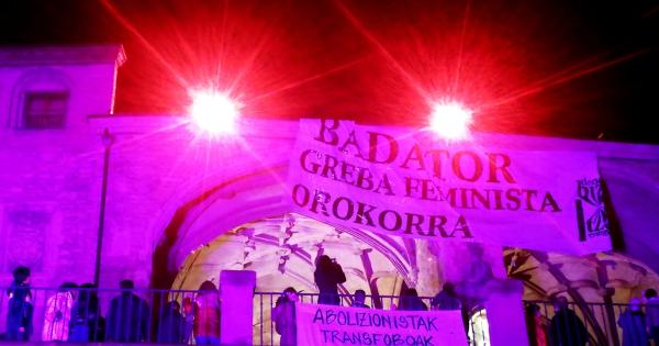 Manifestación del 8 de marzo en la plaza de la Virgen Blanca de Gasteiz. Foto: Twitter @M8EuskalHerria