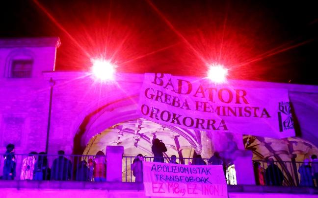 Manifestación del 8 de marzo en la plaza de la Virgen Blanca de Gasteiz. Foto: Twitter @M8EuskalHerria Manifestación del 8 de marzo en la plaza de la Virgen Blanca de Gasteiz. Foto: Twitter @M8EuskalHerria